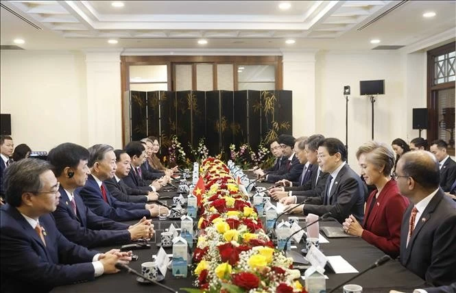 General Secretary, President To Lam holds talks with Singaporean Prime Minister Lawrence Wong
