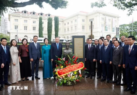 General Secretary, President To Lam lays wreaths in tribute to President Ho Chi Minh in Singapore