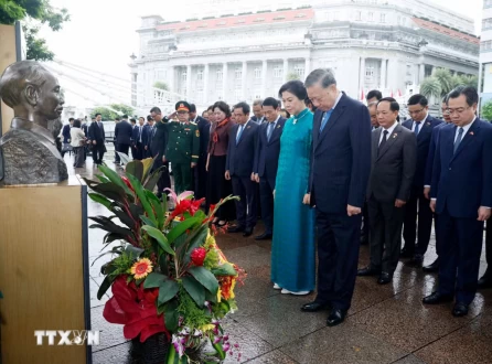 General Secretary, President To Lam lays wreaths in tribute to President Ho Chi Minh in Singapore