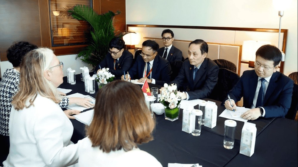 Politburo Member, Foreign Minister Le Hoai Trung receives Australian Secretary of Department of Foreign Affairs and Trade Jan Adams