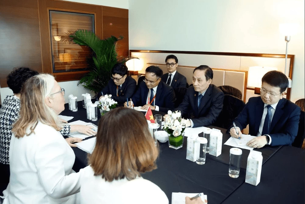 Politburo Member, Foreign Minister Le Hoai Trung receives Australian Secretary of Department of Foreign Affairs and Trade Jan Adams