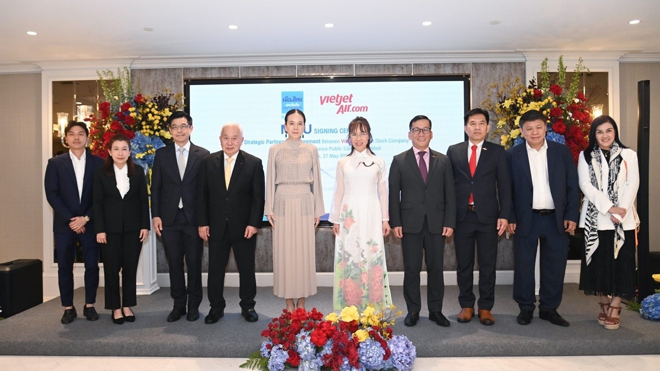 Vietjet and Muang Thai Insurance sign strategic cooperation to promote football ties and Vietnam–Thailand friendship
