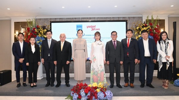 Vietjet and Muang Thai Insurance sign strategic cooperation to promote football ties and Vietnam–Thailand friendship