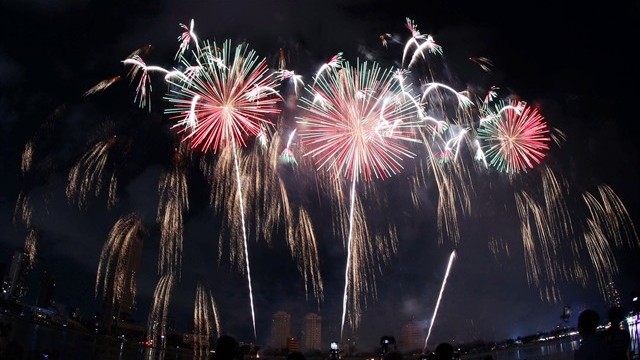 Vietnam, China teams show off fireworks opening fest