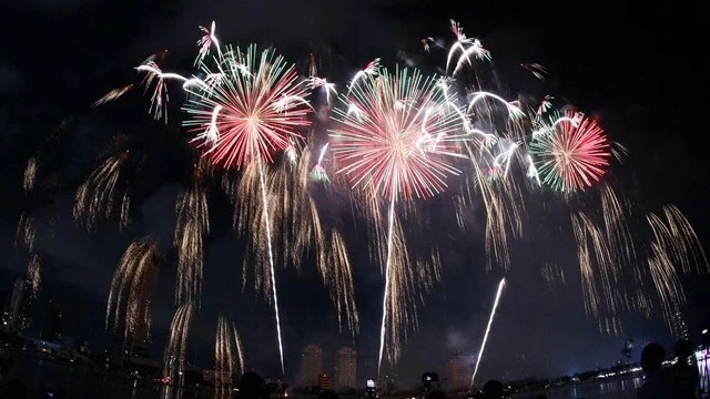 Vietnam, China teams show off fireworks opening fest