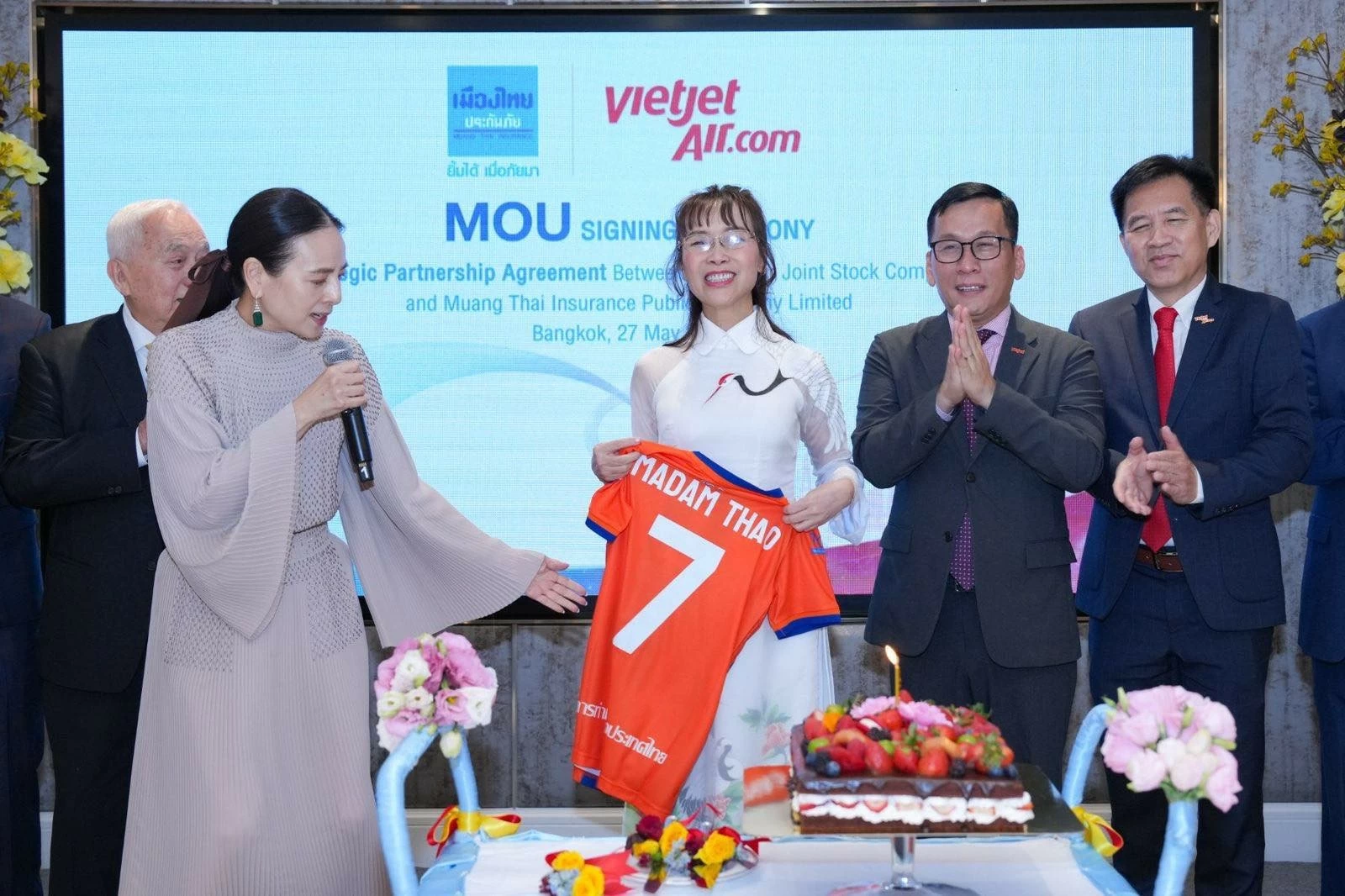Vietjet and Muang Thai Insurance sign strategic cooperation to promote football ties and Vietnam–Thailand friendship Vietjet and Muang Thai Insurance sign strategic cooperation to promote football ties and Vietnam–Thailand friendship