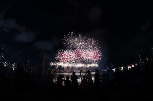 Vietnam, China teams show off fireworks opening fest