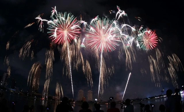 Vietnam, China teams show off fireworks opening fest