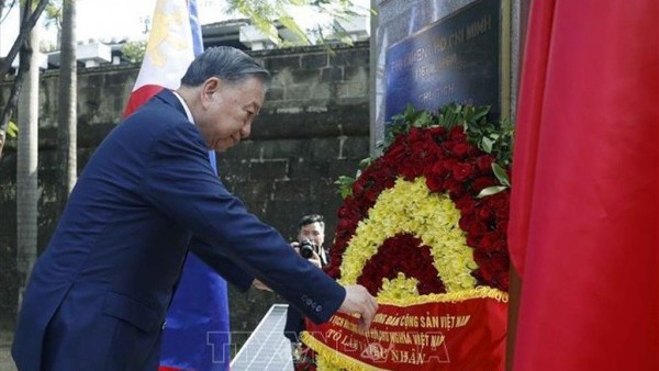 General Secretary and President To Lam pays tribute to President Ho Chi Minh in Manila