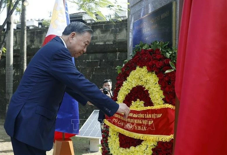 Tổng Bí thư, Chủ tịch nước Tô Lâm dâng hoa tại Tượng đài Chủ tịch Hồ Chí Minh ở Philippines
