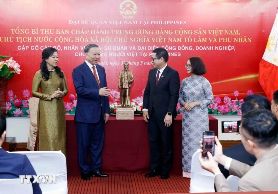 General Secretary, President To Lam commends efforts of Vietnamese community in the Philippines