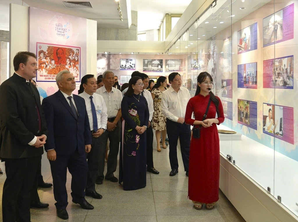 Exhibition honours 136 exemplary figures in studying and following Ho Chi Minh's ideology, morality Exhibition honours 136 exemplary figures in studying and following Ho Chi Minh's ideology, morality