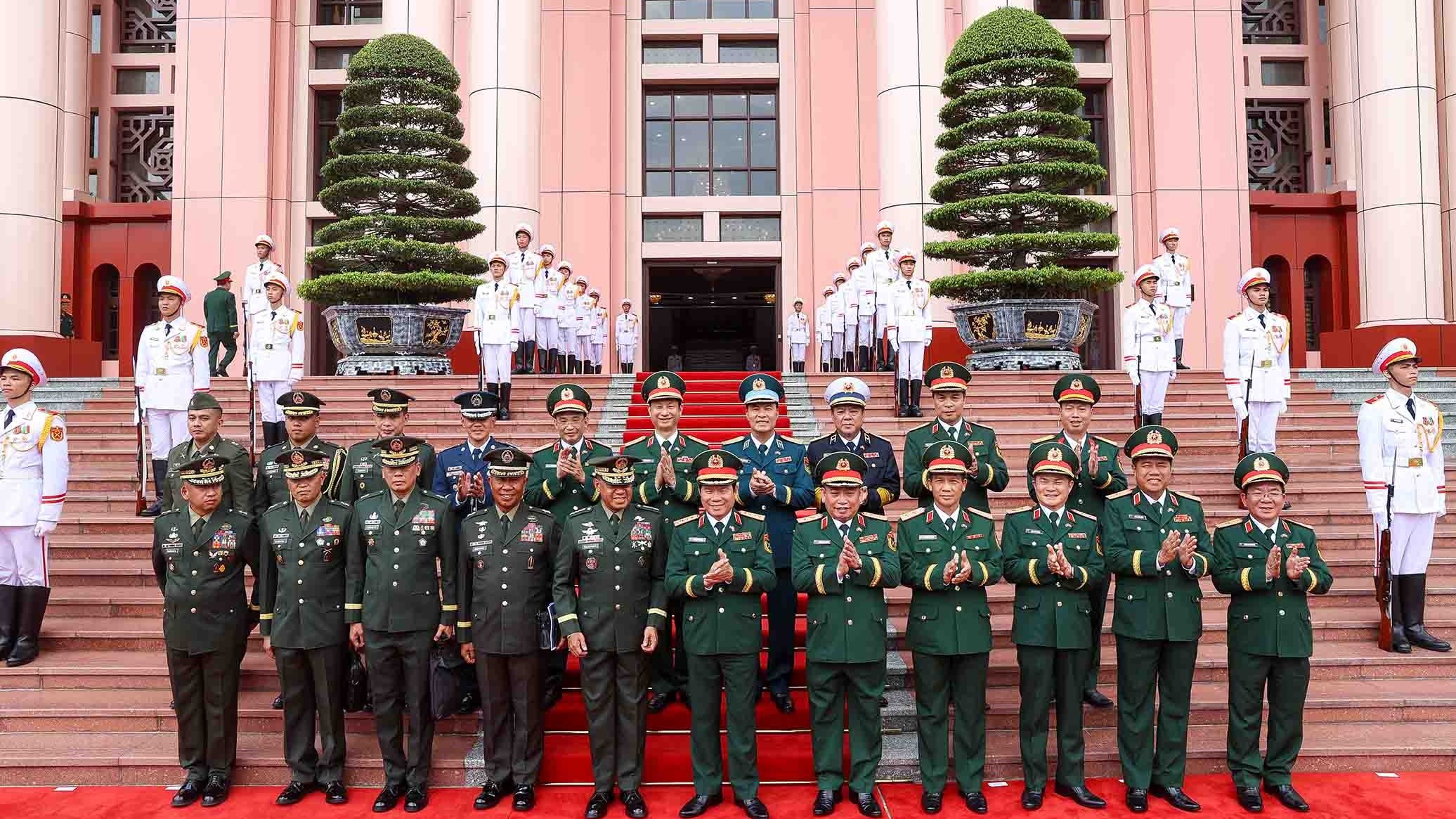 Philippine Armed Forces Chief of Staff visits Vietnam, values bilateral defense cooperation