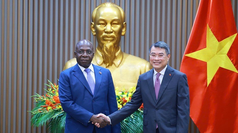 Prime Minister Le Minh Hung receives Angolan Foreign Minister Téte António