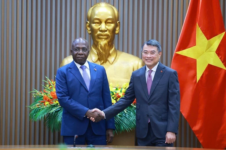 Prime Minister Le Minh Hung receives Angolan Foreign Minister Téte António