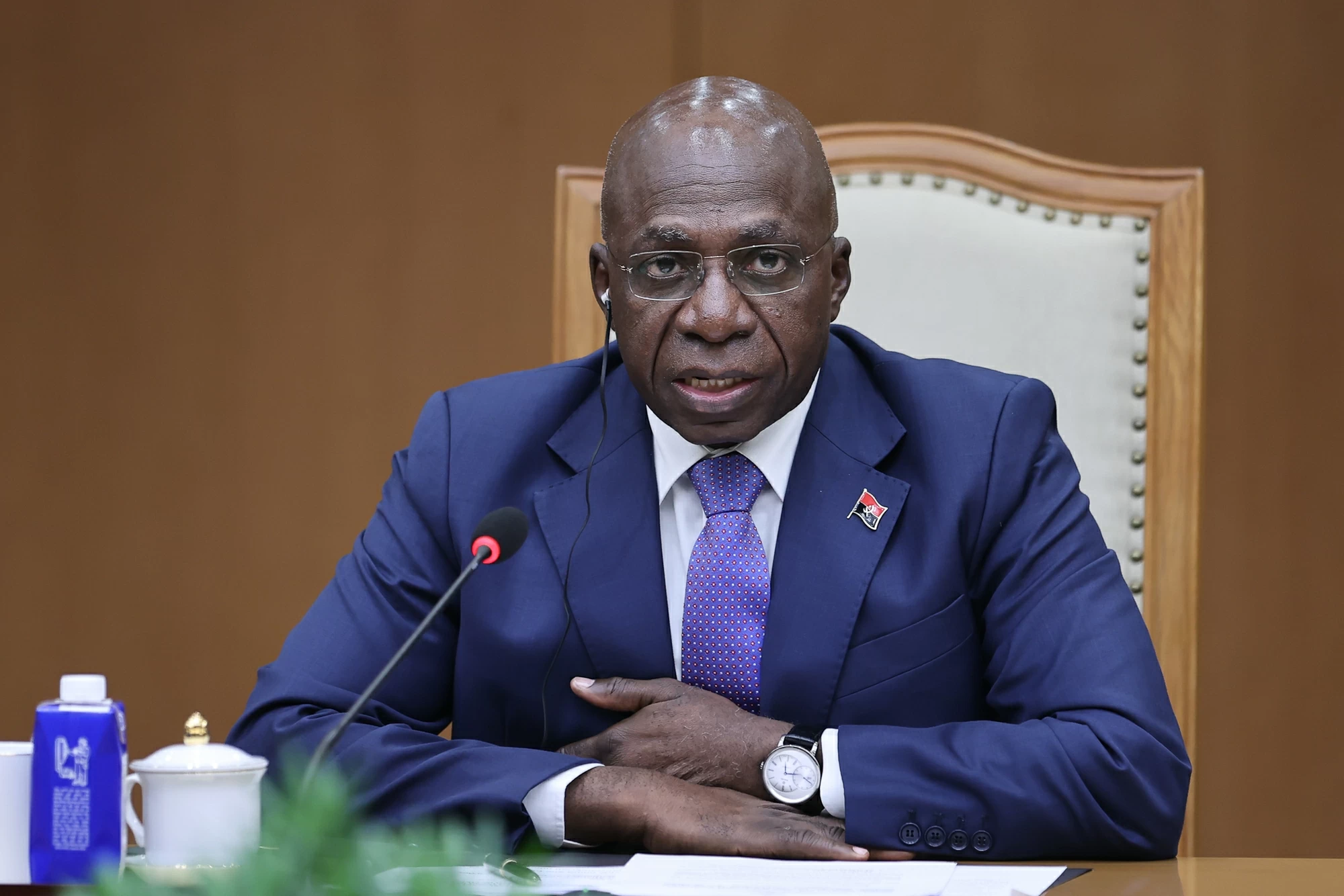 Prime Minister Le Minh Hung receives Angolan Foreign Minister Téte António