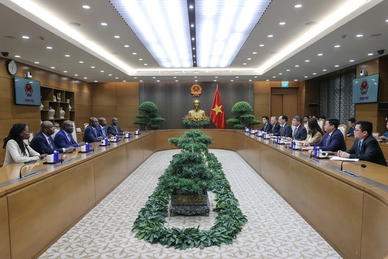 Prime Minister Le Minh Hung receives Angolan Foreign Minister Téte António