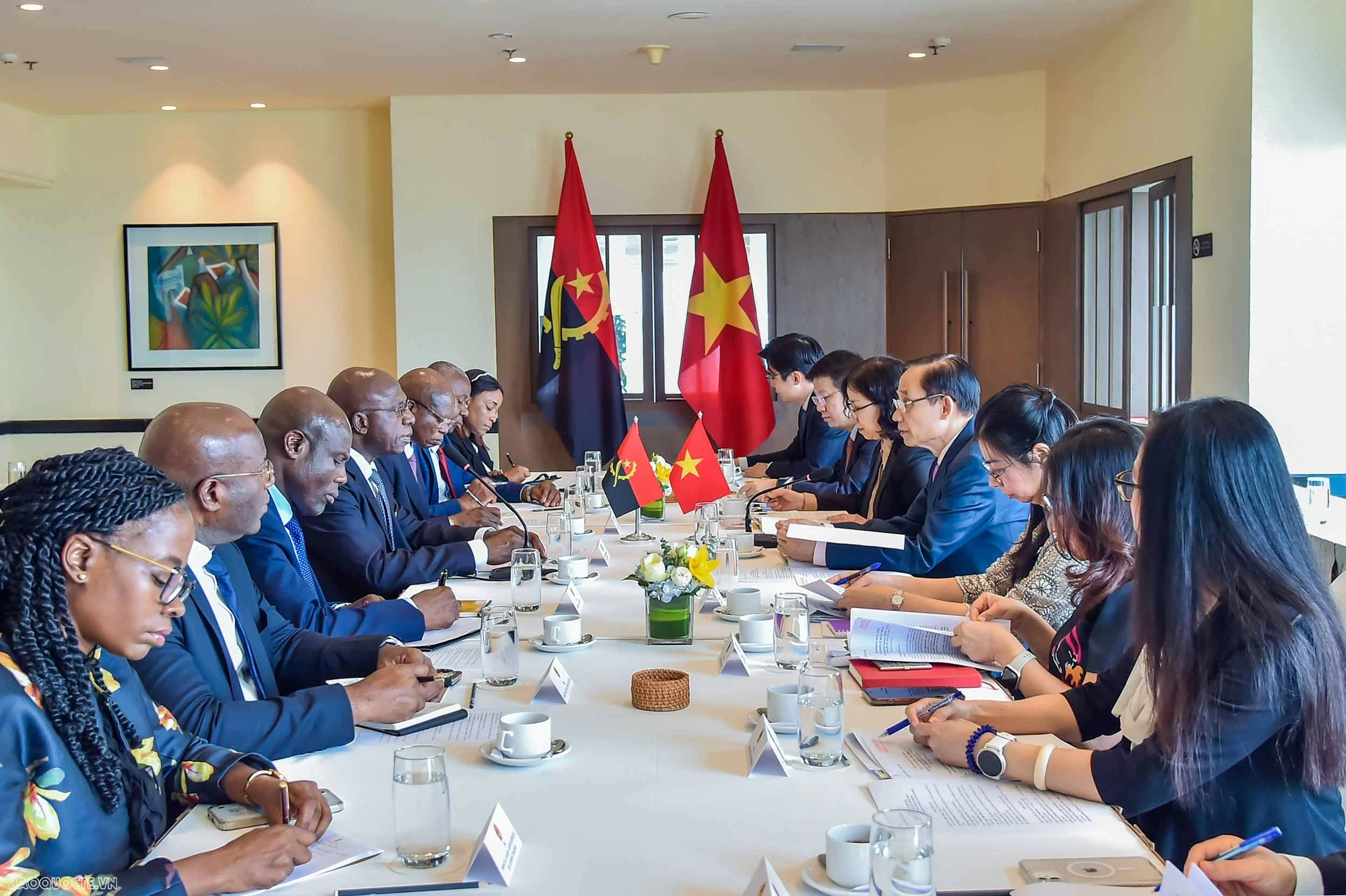 Foreign Minister Le Hoai Trung holds talks with Angolan counterpart Téte António in Hanoi