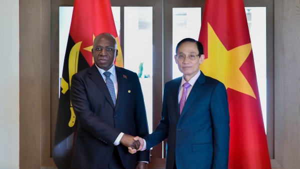 Foreign Minister Le Hoai Trung holds talks with Angolan counterpart Téte António in Hanoi