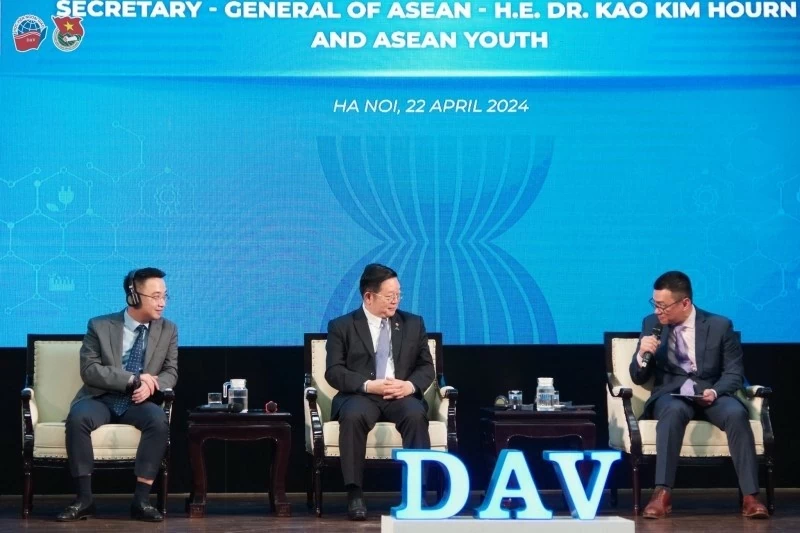 ASEAN Secretary-General Kao Kim Hourn (centre) engages in a dialogue with youth delegates from ASEAN Member States during the First ASEAN Future Forum. (Photo: Diplomatic Academy of Viet Nam – DAV).