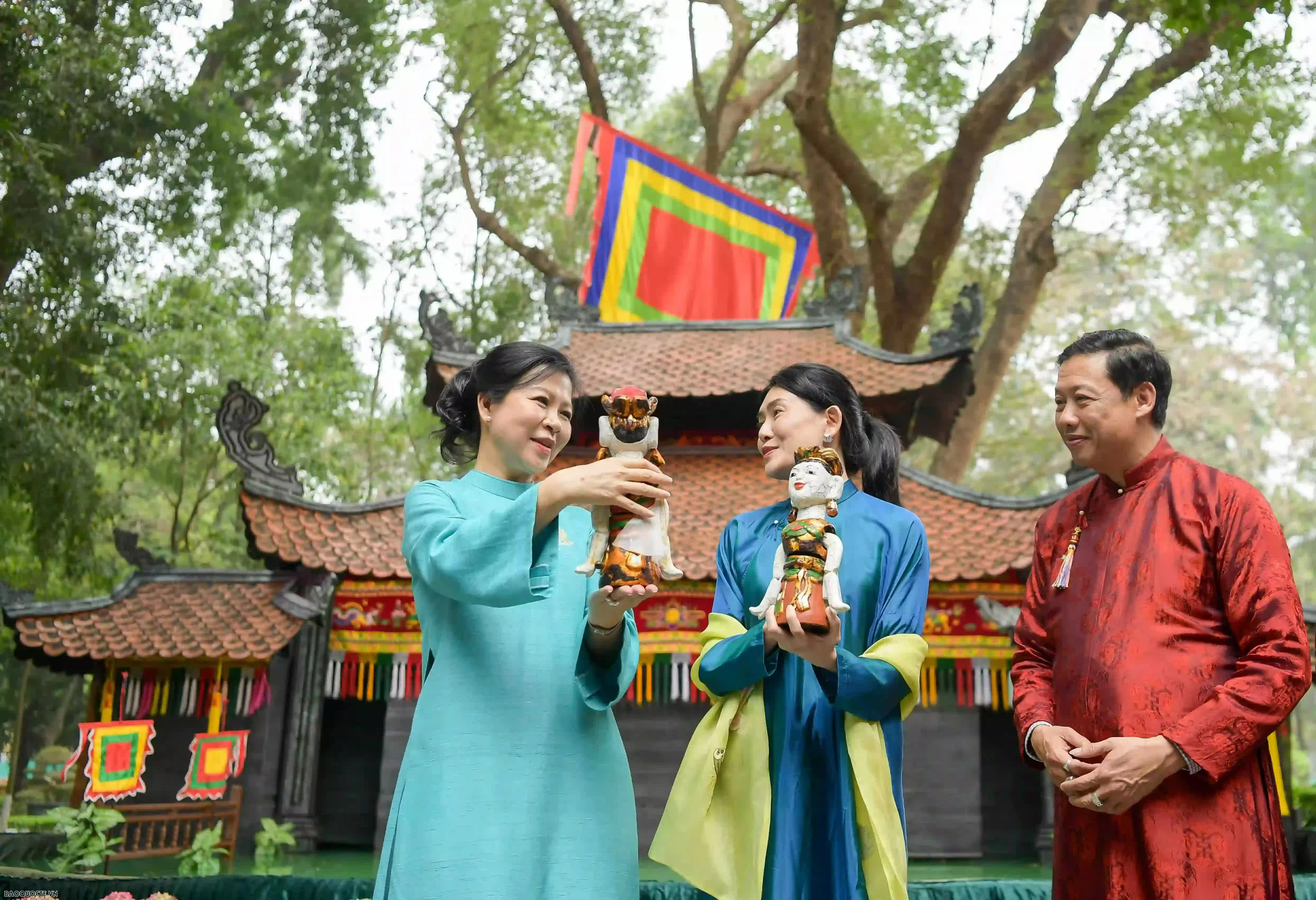 The spouse of General Secretary To Lam and the spouse of the Singaporean Prime Minister enjoy a water puppet performance at the Presidential Palace, during the official visit of Singaporean PM Lawrence Wong and his spouse Loo Tze Lui to Vietnam in March 2025. (Photo: Nguyen Hong) The spouse of General Secretary To Lam and the spouse of the Singaporean Prime Minister enjoy a water puppet performance at the Presidential Palace, during the official visit of Singaporean PM Lawrence Wong and his spouse Loo Tze Lui to Vietnam in March 2025. (Photo: Nguyen Hong)