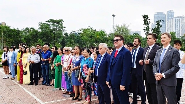 Flower-laying ceremony marks Pushkin's birth anniversary in Hanoi