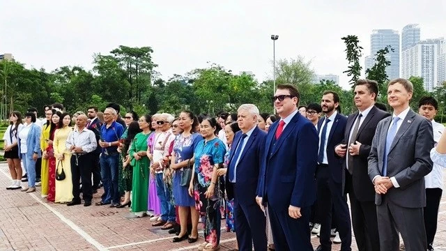 Flower-laying ceremony marks Pushkin's birth anniversary in Hanoi