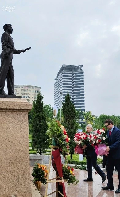 Flower-laying ceremony marks Pushkin's birth anniversary in Hanoi