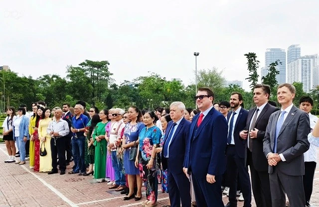Flower-laying ceremony marks Pushkin's birth anniversary in Hanoi