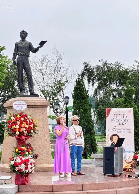 Flower-laying ceremony marks Pushkin's birth anniversary in Hanoi