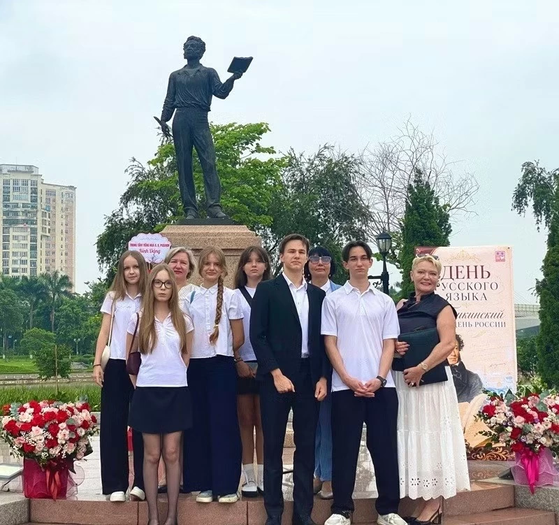 Flower-laying ceremony marks Pushkin's birth anniversary in Hanoi