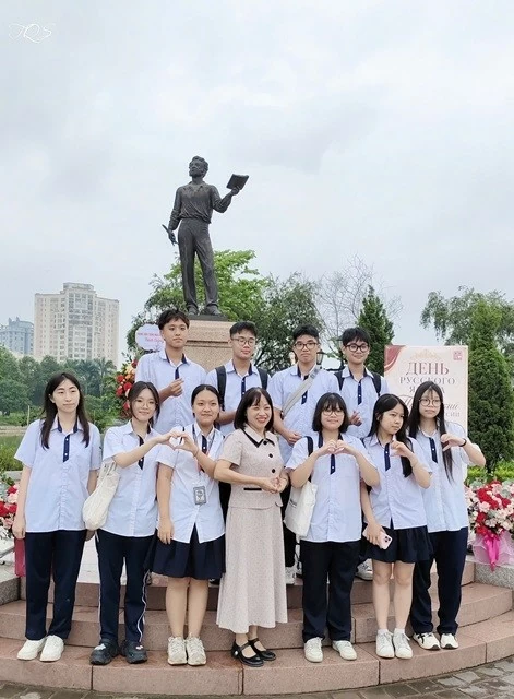 Flower-laying ceremony marks Pushkin's birth anniversary in Hanoi