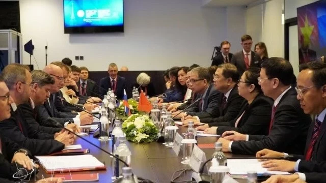 Vietnam, Russia Deputy Prime Ministers hold talks, prepare for key intergovernmental meeting