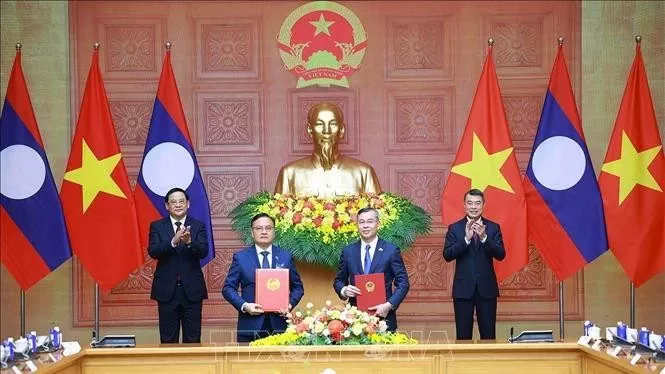 Vietnam, Laos Prime Ministers witness signing cooperation documents to strengthen financial management capacity for 2026–2030