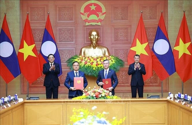 Thủ tướng Lê Minh Hưng và Thủ tướng Lào Sonexay Siphandone chứng kiến trao Thỏa thuận hợp tác giữa Bộ Tài chính Việt Nam và Bộ Tài chính Lào giai đoạn 2026 - 2030. Ảnh: Dương Giang/TTXVN