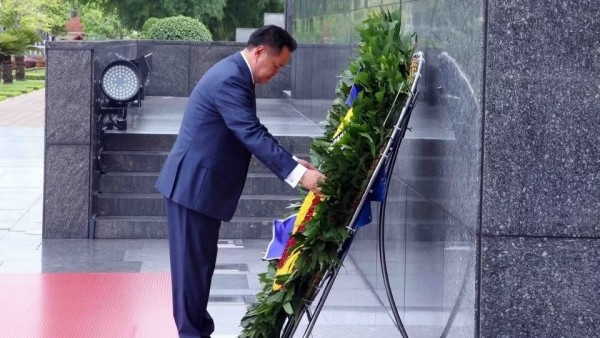 Thai Prime Minister lays wreath in tribute to President Ho Chi Minh
