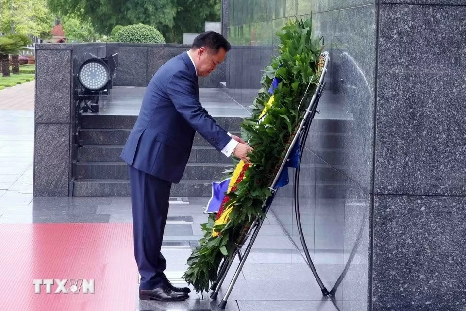 Thai Prime Minister lays wreath in tribute to President Ho Chi Minh Thai Prime Minister lays wreath in tribute to President Ho Chi Minh