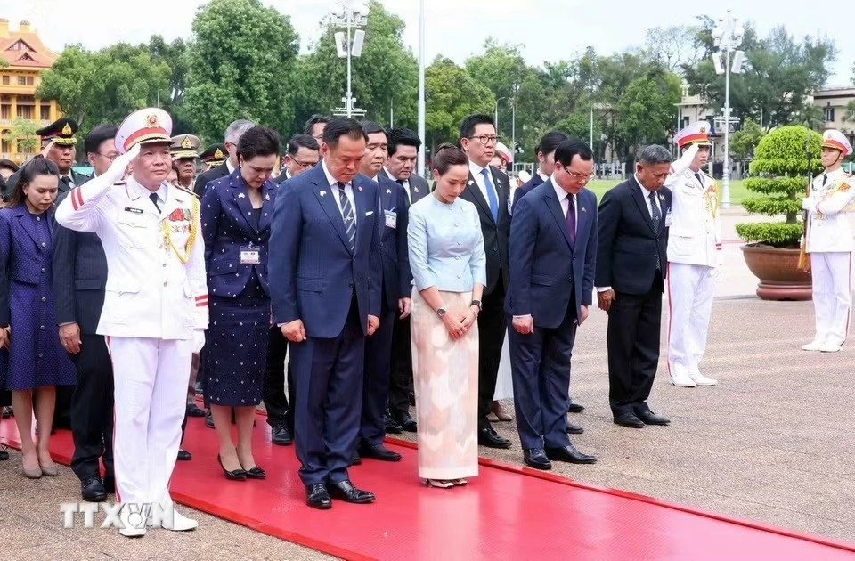 Thai Prime Minister lays wreath in tribute to President Ho Chi Minh Thai Prime Minister lays wreath in tribute to President Ho Chi Minh