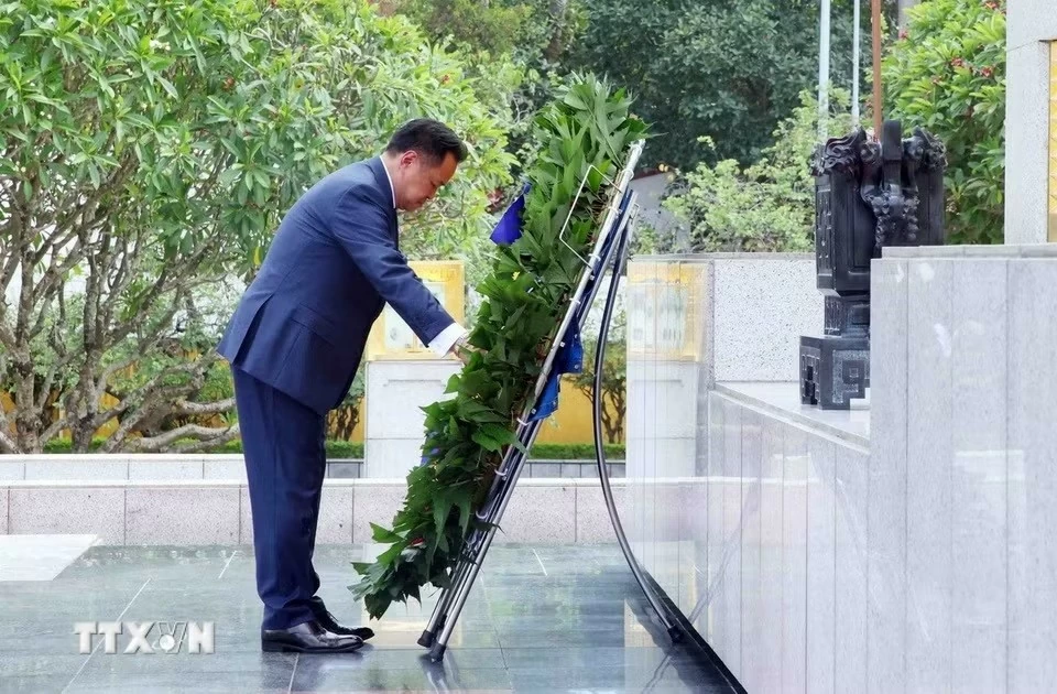 Thai Prime Minister lays wreath in tribute to President Ho Chi Minh Thai Prime Minister lays wreath in tribute to President Ho Chi Minh