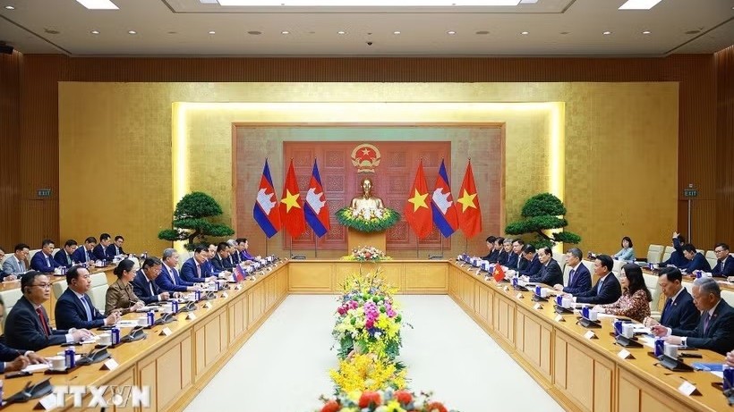 Vietnamese, Cambodian Prime Ministers hold talks, advance substantive and effective bilateral relations
