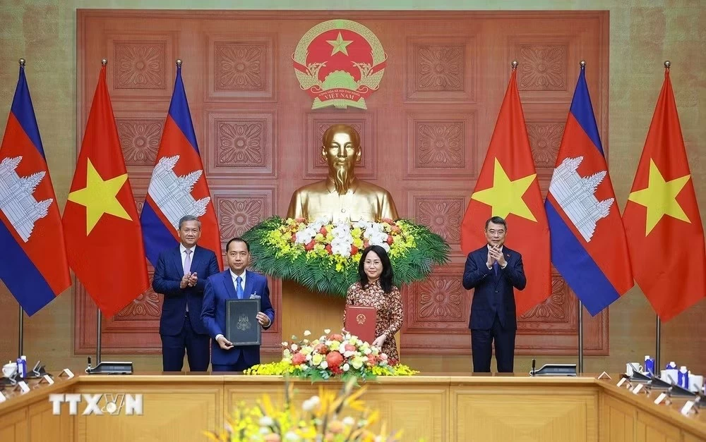 Vietnamese, Cambodian Prime Ministers hold talks, advance substantive and effective bilateral relations Vietnamese, Cambodian Prime Ministers hold talks, advance substantive and effective bilateral relations