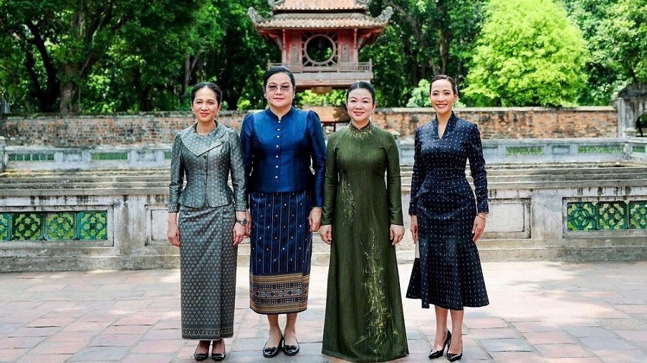 Spouses of Vietnamese, Lao, Cambodian, Thai Prime Ministers tour Hanoi’s Temple of Literature