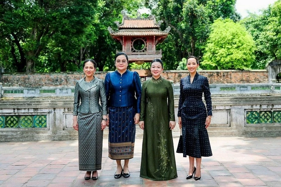 Spouses of Vietnamese, Lao, Cambodian, Thai Prime Ministers tour Hanoi’s Temple of Literature