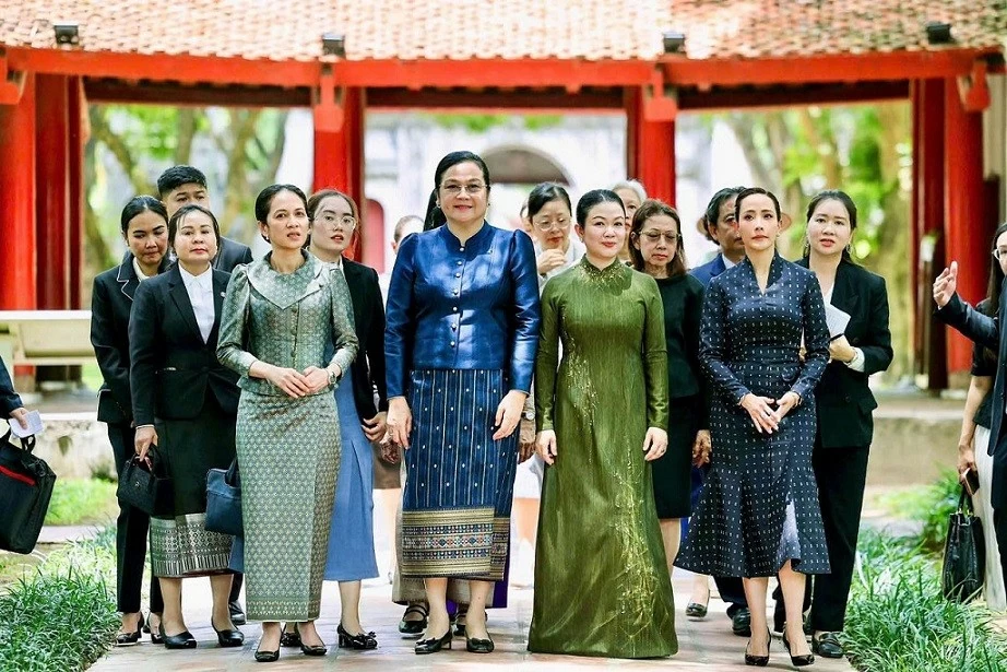 Spouses of Vietnamese, Lao, Cambodian, Thai Prime Ministers tour Hanoi’s Temple of Literature