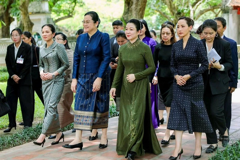Spouses of Vietnamese, Lao, Cambodian, Thai Prime Ministers tour Hanoi’s Temple of Literature