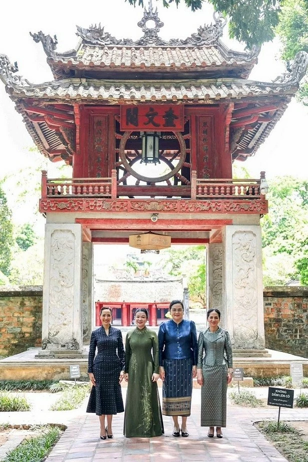 Spouses of Vietnamese, Lao, Cambodian, Thai Prime Ministers tour Hanoi’s Temple of Literature