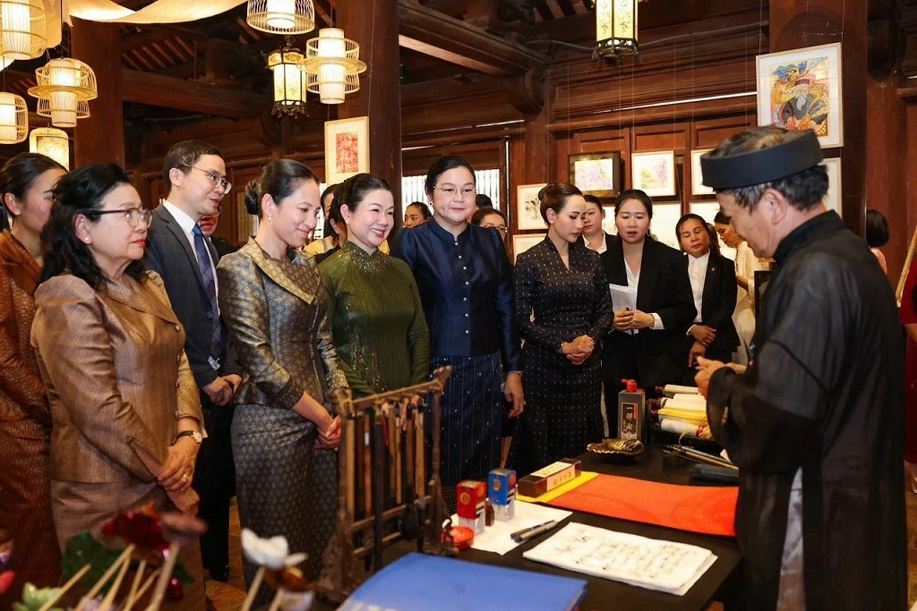 Spouses of Vietnamese, Lao, Cambodian, Thai Prime Ministers tour Hanoi’s Temple of Literature