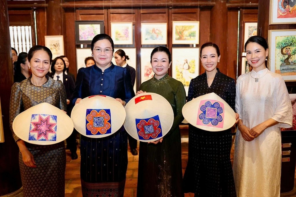 Spouses of Vietnamese, Lao, Cambodian, Thai Prime Ministers tour Hanoi’s Temple of Literature