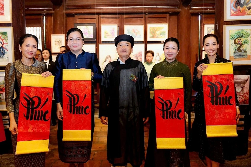 Spouses of Vietnamese, Lao, Cambodian, Thai Prime Ministers tour Hanoi’s Temple of Literature