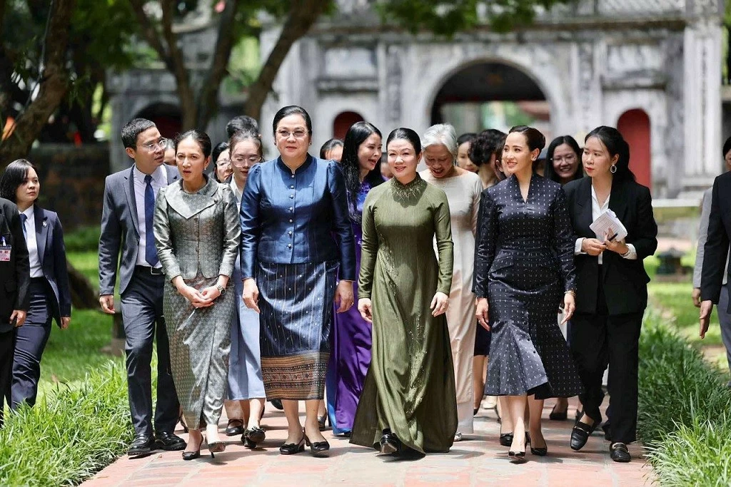 Spouses of Vietnamese, Lao, Cambodian, Thai Prime Ministers tour Hanoi’s Temple of Literature